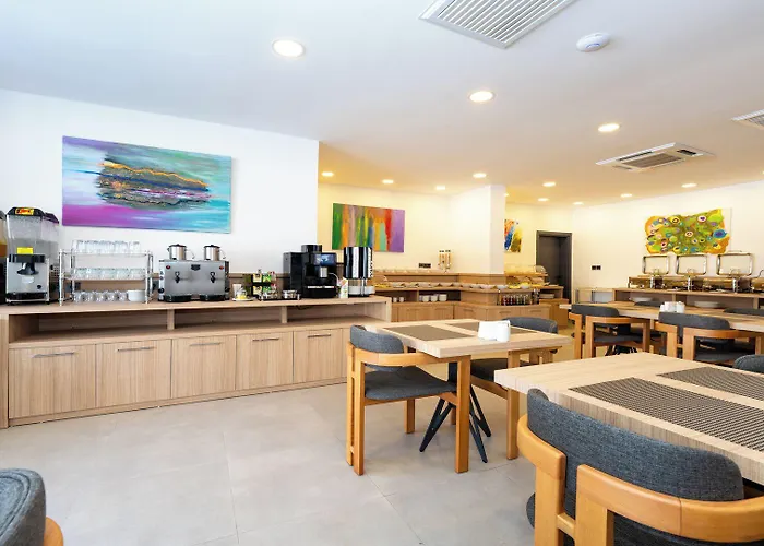 Skykhan Hotel *
